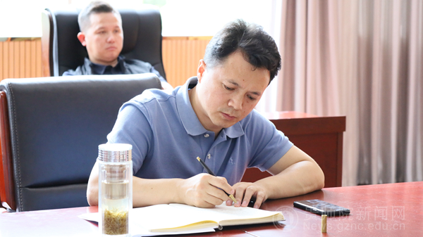 马光辉院长认真聆听