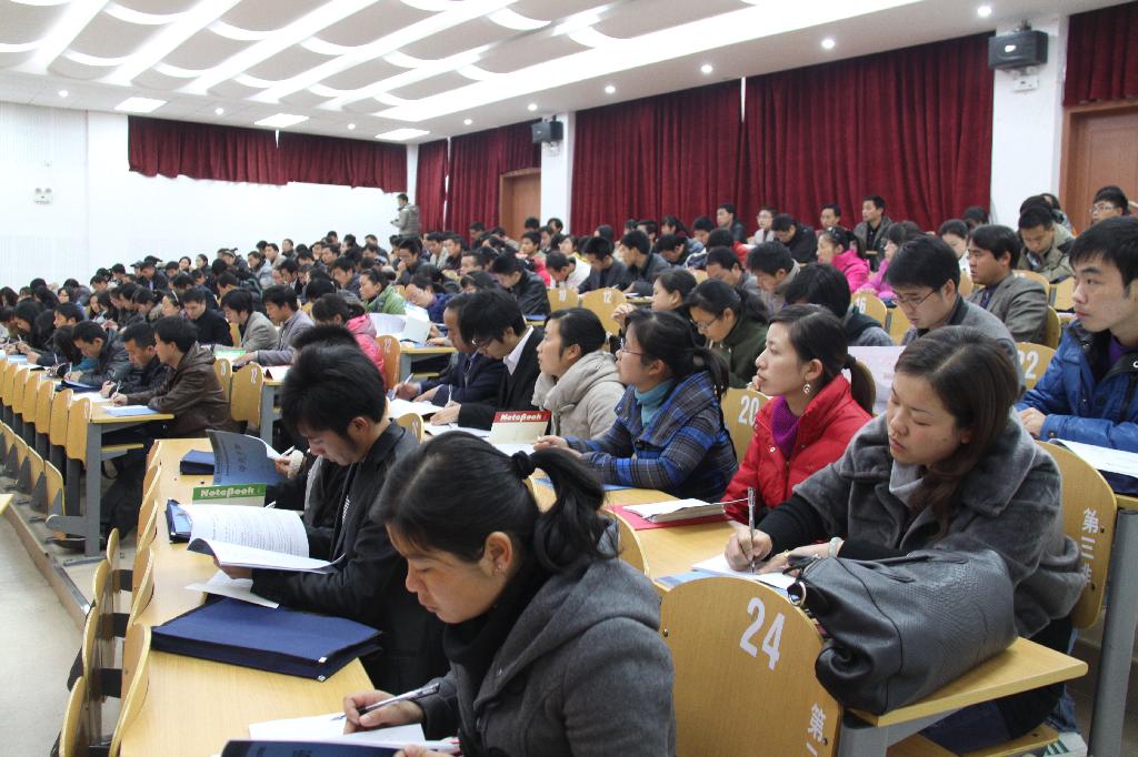 全省近400名参训教师参加会议